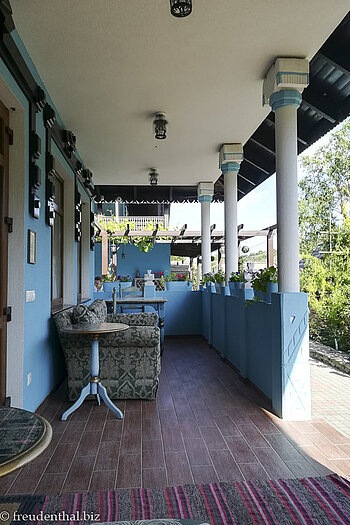 die Veranda vor unserem Zimmer in der Resedinta Rotundu von Butuceni