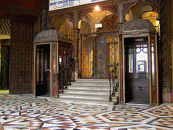 Eingang in den Pariser Hof in Budapest