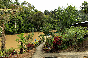 Blick vom Iban Langhaus hinab zum Lemanak River