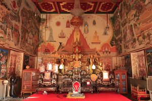 einer der Gebetsräume im Wat Intharawiharn