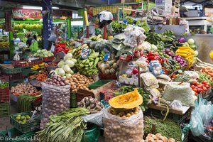 Berge von Obst und Gemüse im Mercado de Paloquemao von Bogota