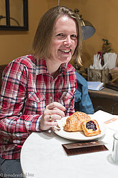 Anne beim Früstück in der Patisserie Ceci-Cela