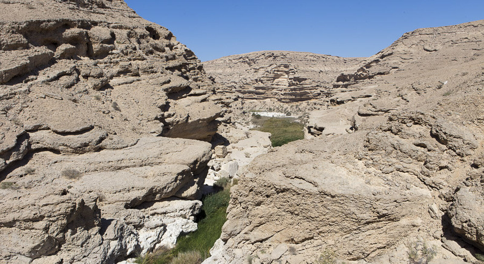 Felsige Schlucht unter blauem Himmel im Wadi Ayun im Oman