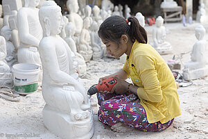 Mädchen bei der Steimetzarbeit in Mandalay