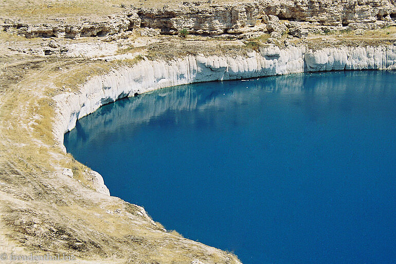 Tiefblaues Wasser in der Doline von Obruk Han