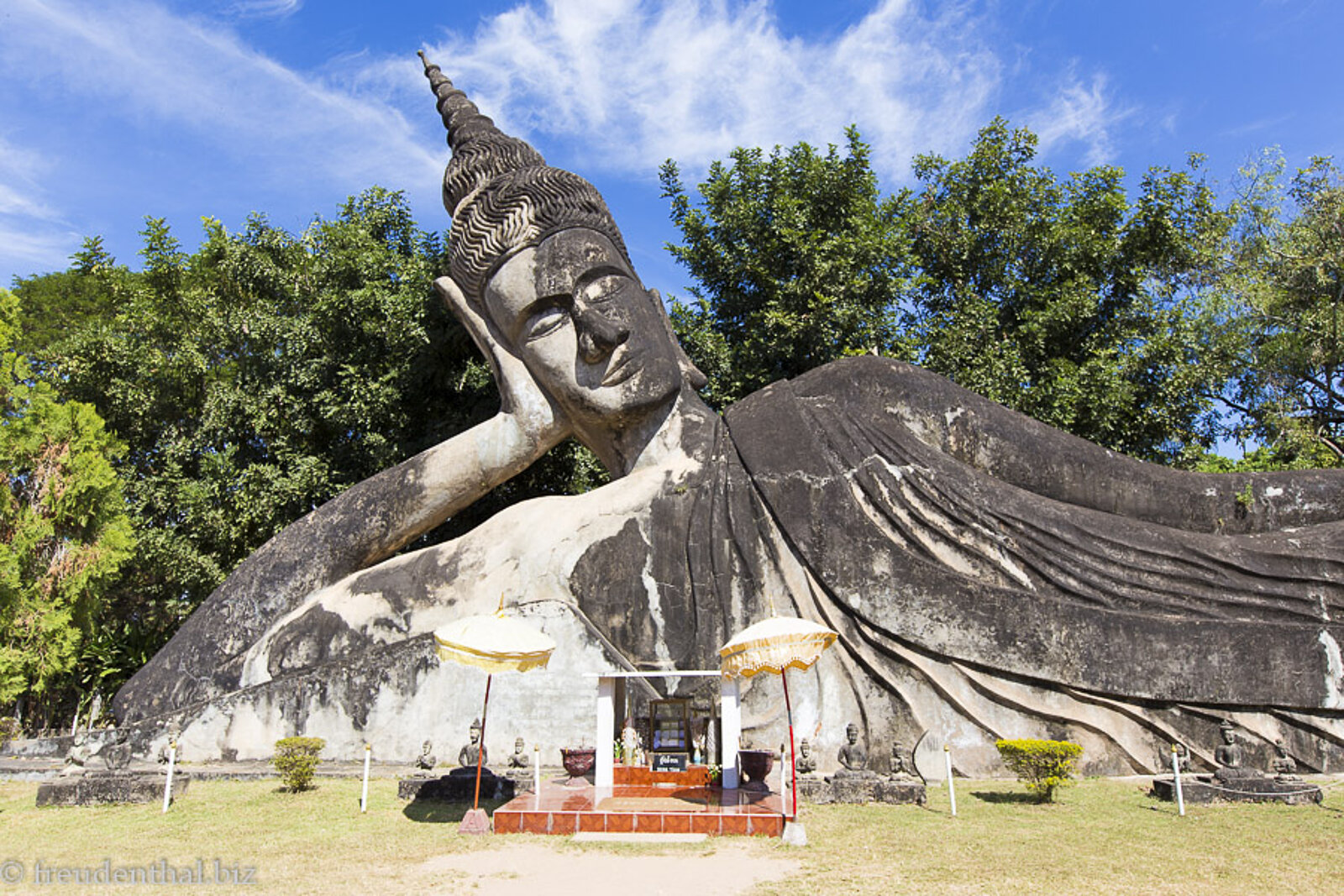 liegende Buddha-Statue Wat Xiengkuane im Buddhapark bei Vientiane in Laos