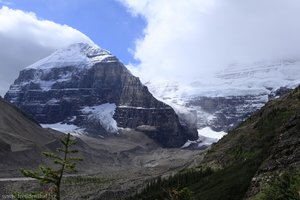 Mont Lefroy und Mont Lefroy Gletscher (links)