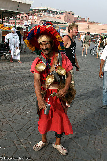 Wasserverkäufer auf dem Djemaa el Fna in Marrakesch