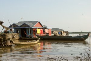 Bunte Häuser im Vietnamesen-Dorf auf dem Tonle Sap