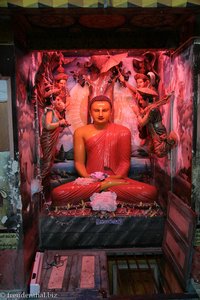 sitzender Buddha im Weherahena-Tempel