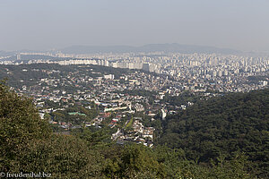 naturnahe Wanderung inmitten der Stadt Seoul