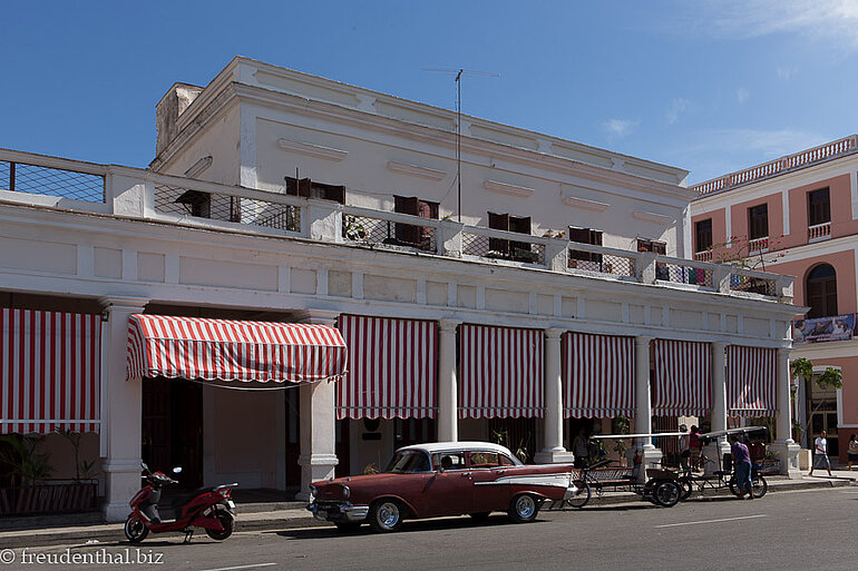 Kolonialbau beim Parque José Martí in Cienfuegos