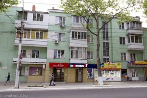 Läden im Plattenbau - mit und ohne Schaufenster in Tiraspol - Transnistrien