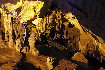 Eindrücke von den Tropfsteinen in der Ngao‑Höhle