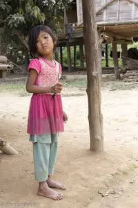 Mädchen im Dorf der Khmu in Laos