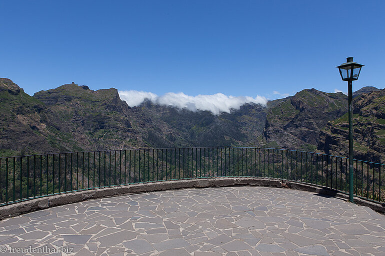 Ab und zu ist auch gar nichts los am Miradouro bei Eira do Serrado. Ab und zu ist auch gar nichts los am Miradouro bei Eira do Serrado.