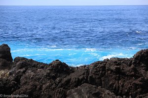 dunkle Lavafelsen und hellblaues Meer bei Terceira