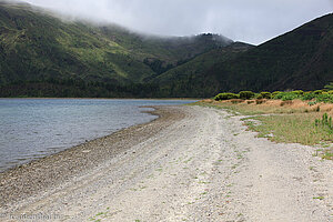 kiesiger Strand vom Lagoa do Fogo