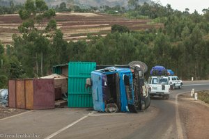 Zu schnell in der Kurve. - Unfall typisch für die guten äthiopischen Straßen