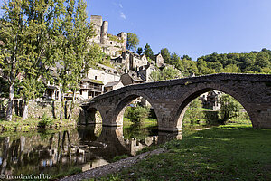 Der malerische Ort Belcastel. Eine der Grands Sites Südfrankreichs.