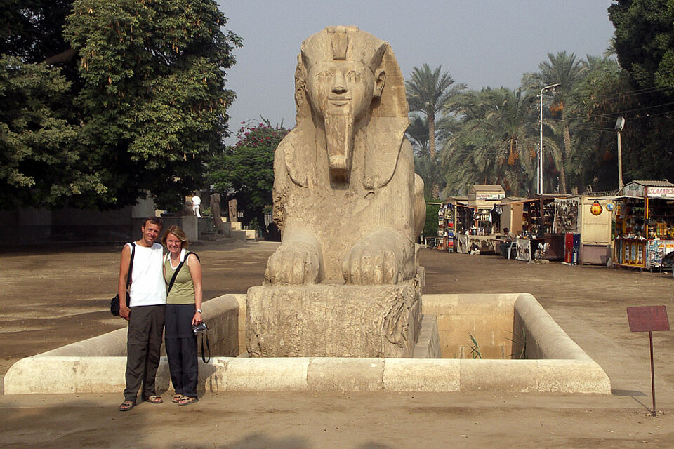 Annette und Lars vor einem Sphinx in Memphis, Kairo