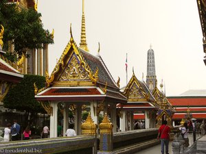 Pavillons und Regenschutz beim Wat Phra Kaeo