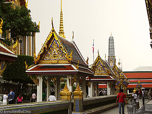 Pavillons und Regenschutz beim Wat Phra Kaeo