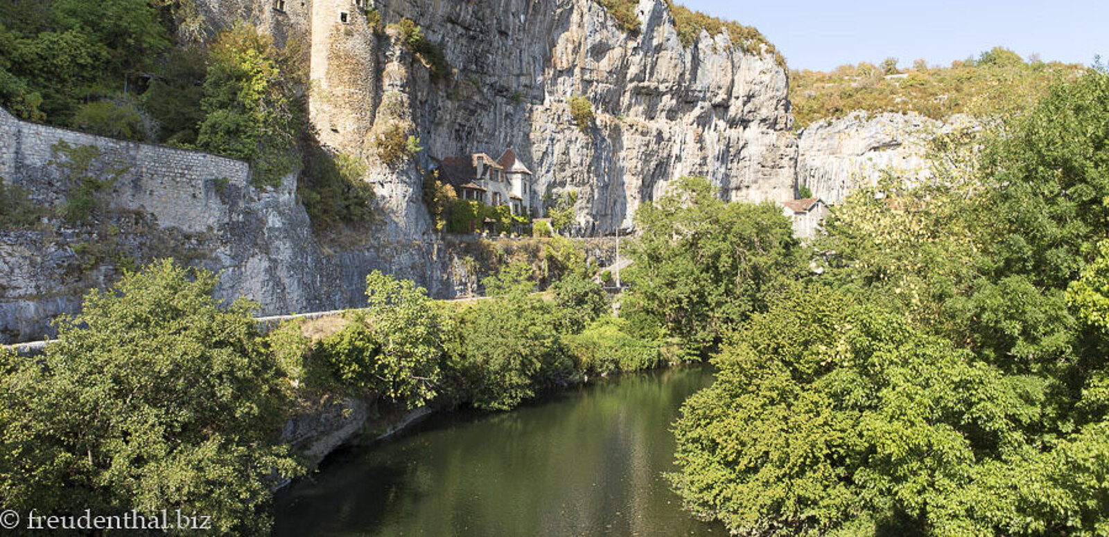 Aussicht bei einer Brücke über den Fluss Célé in den Midi-Pyrenées