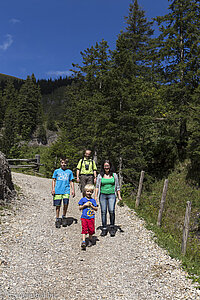 Wanderfamilie im Gunzesrieder Tal