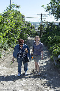 Anne und eine Israelin beim jüdischen Friedhof in Balti.