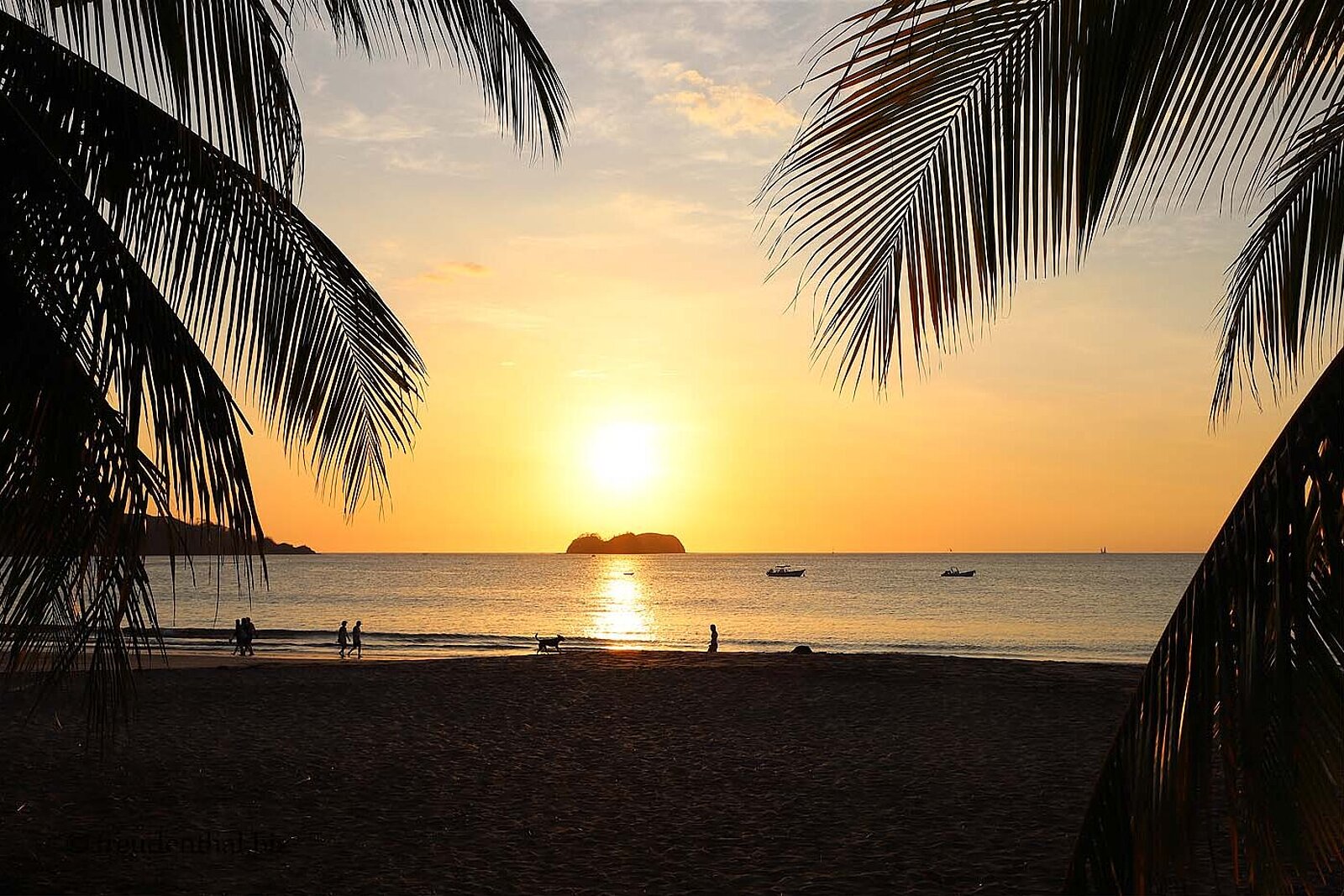Malerischer Sonnenuntergang bei Playa Hermosa an der Pazifikküste von Costa Rica