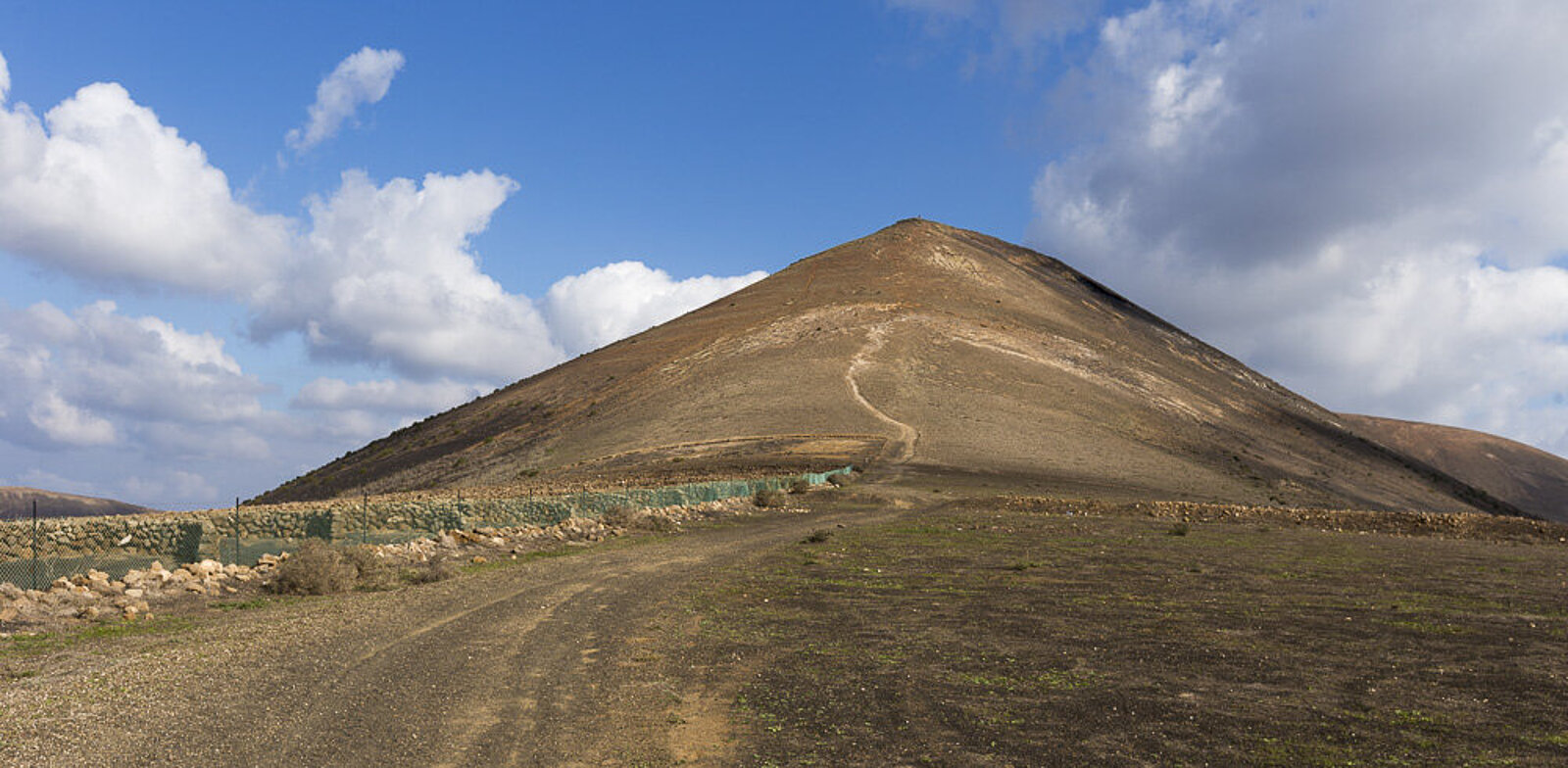 Blick auf den steil aufragenden Vulkankegel des Montaña de Guardilama bei Uga auf Lanzarote