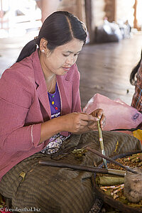 Frauen drehen Cheeroot-Zigarren auf dem Inle-See