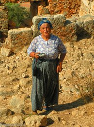 Türkische Oma als Touristenguide auf der Simena Kalesi