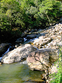 Flusslauf bei Raststätte