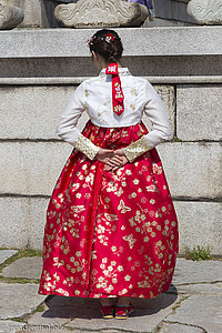 Auch die Haare sind speziell für den Hanbok geflochten.