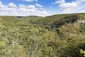 Panoramablick über das Tal des Aveyron