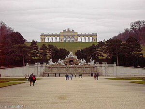 Neptunbrunnen mit Gloriette im Hintergrund