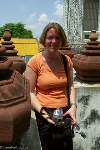 Anne schwitzt im Wat Arun von Bangkok