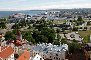 Aussicht von der Olai-Kirche zum Hafen von Tallinn