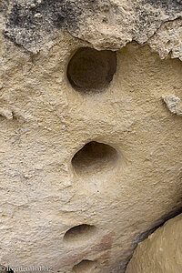 Löcher in den Eingangssteinen von Ġgantij