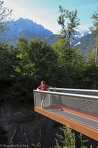 Anne auf dem Skywalk über den Alpbachfällen