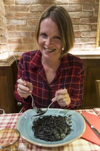 Anne probiert die schwarzen Tintenfisch-Spaghetti.