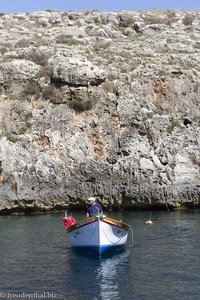 Boot wartet auf Kundschaft für die Blaue Grotte auf Malta