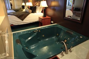 Hotel Harmony Suites, Blick über den Jacuzzi zum Bett