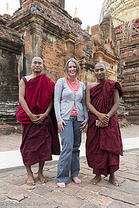 Anne und Mönche bei der Dhammayazika Pagode von Bagan