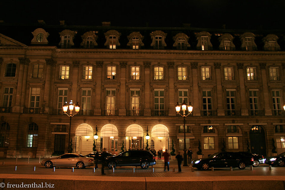 Nachts beim Hotel Ritz am Place Vendom in Paris