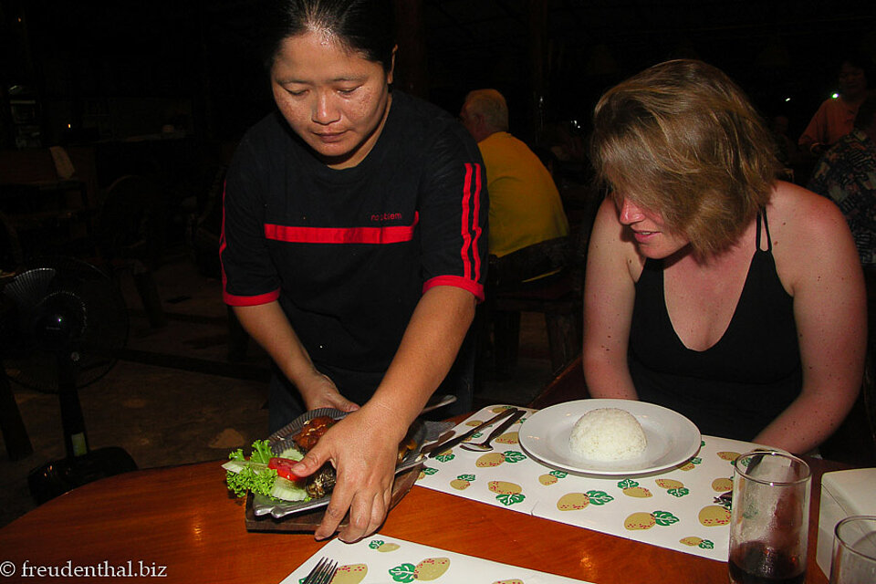 das Essen kommt im Restaurant Sakthong in Cha-am Beach