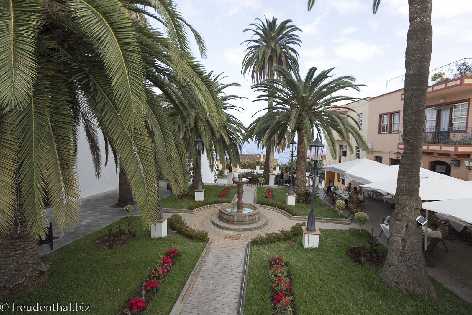 Palmen und Fußweg im Dorf San Andrés auf der Kanareninsel La Palma