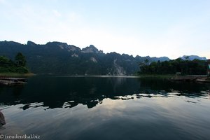 Morgenstimmung beim Pleanprai Rafthouse auf dem Chiao-Lan-See